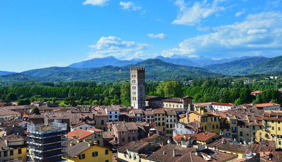 The Renaissance walls of Lucca, now a walkable promenade around the historic centre